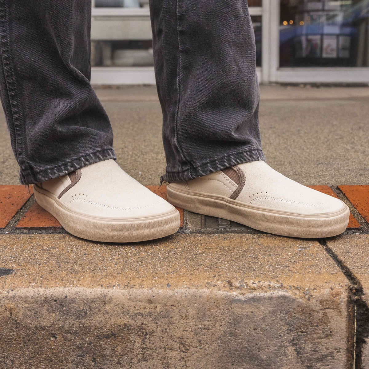 Model wearing Splay REV SOS Barcelona barefoot shoes, standing outdoors in a casual outfit that highlights the shoe’s natural, foot-shaped design.